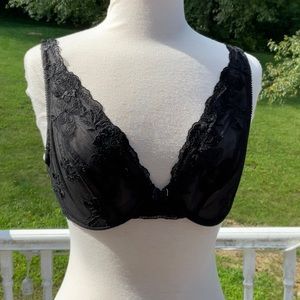 Victoria’s Secret Black Lace Embroidered Vintage bra 38C EUC